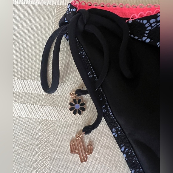 Victoria's Secret Lace & Daisy print Side Tie bikini bottom in Medium - NWT - Picture 3 of 11